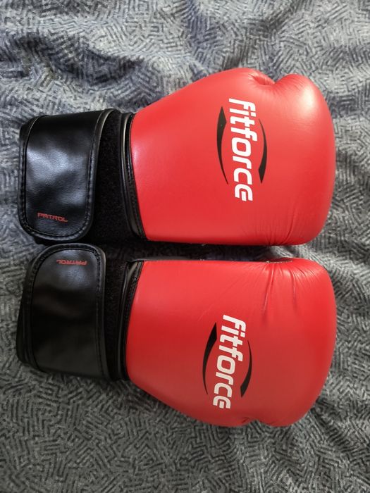 Mănuși de box și tibiere