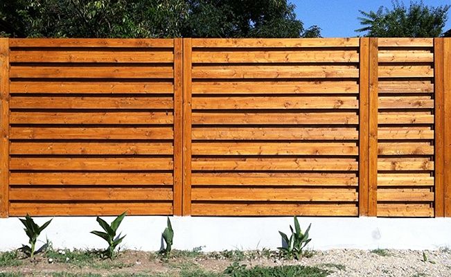 Construim garduri din lemn tras