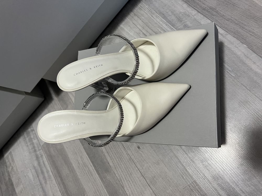 Срочно продаётся Туфли новые Charles and Keith