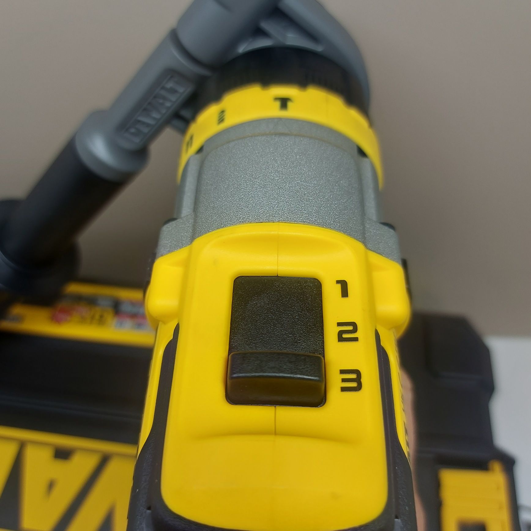 Нов модел винтоверт Dewalt DCD999NT