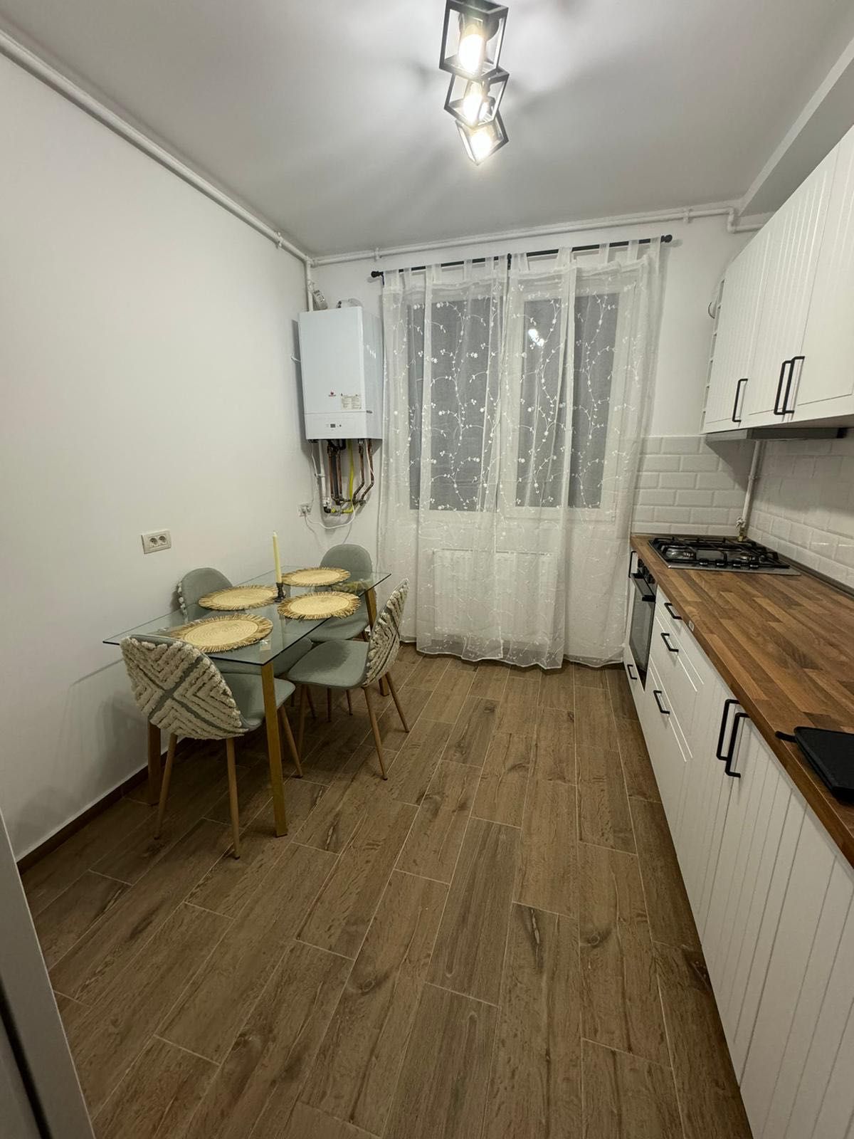 Se oferă spre închiriere un apartament nou (prima închiriere).