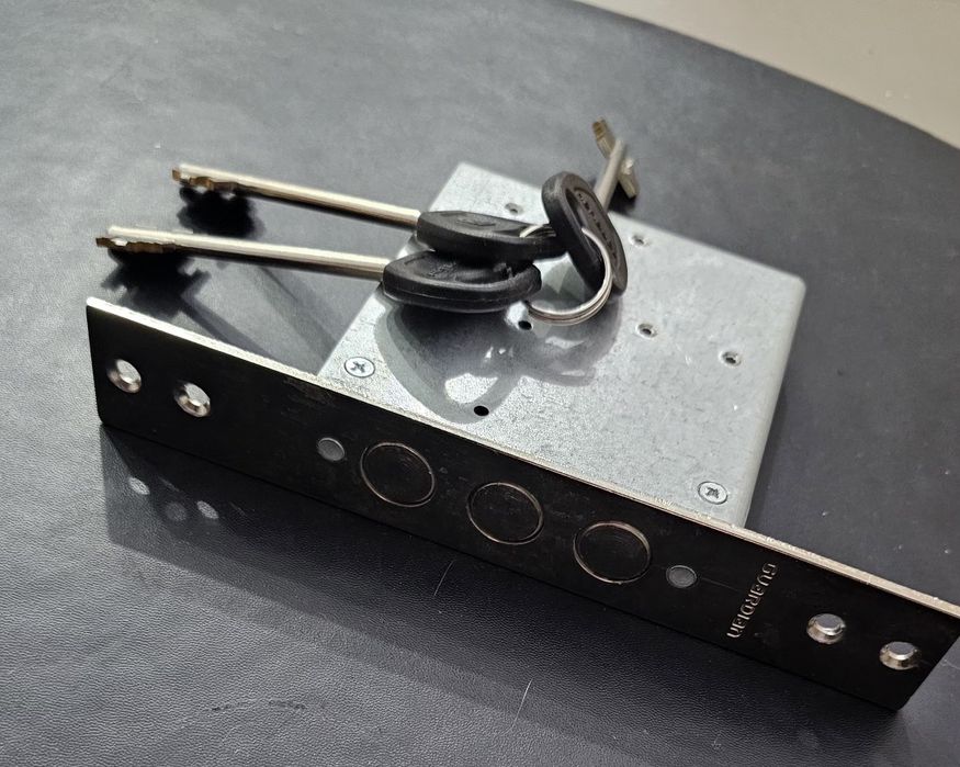 Замок для входной двери, корпус GUARDIAN. В отличном состоянии!