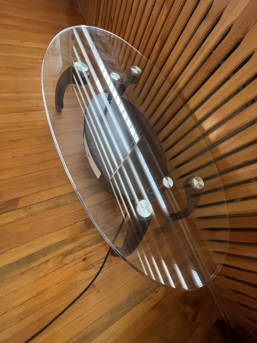 Журнальный столик сотилади.