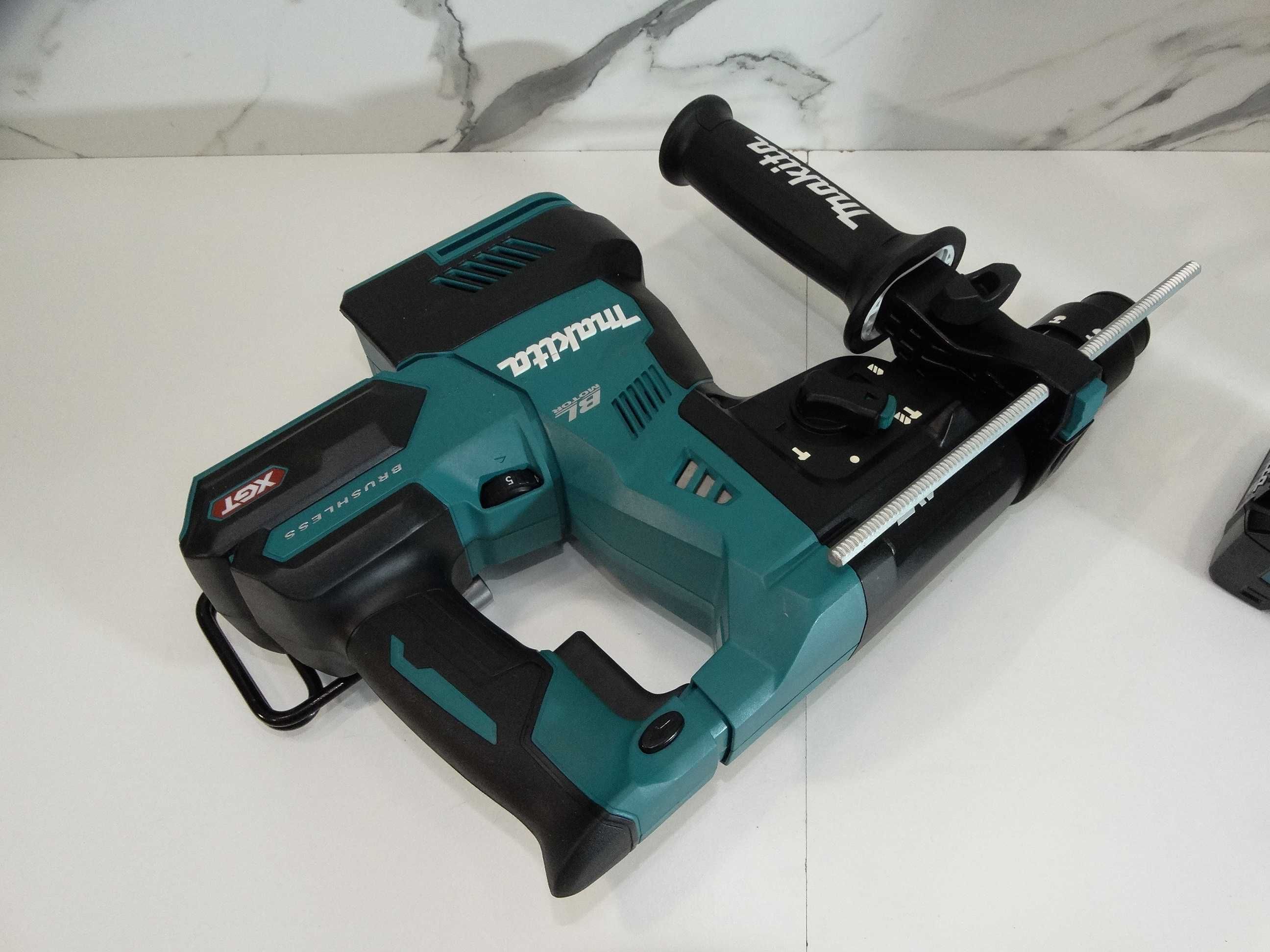 НОВО - Makita HR 004G / 40 V / 4.0 Ah - Перфоратор / XGT