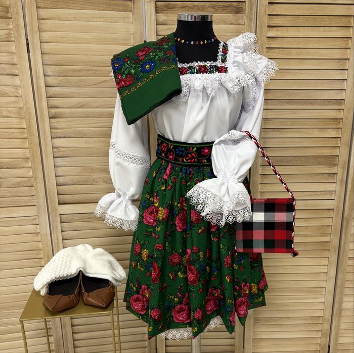 Costum traditional/popular pentru femei de Maramures autentic complet