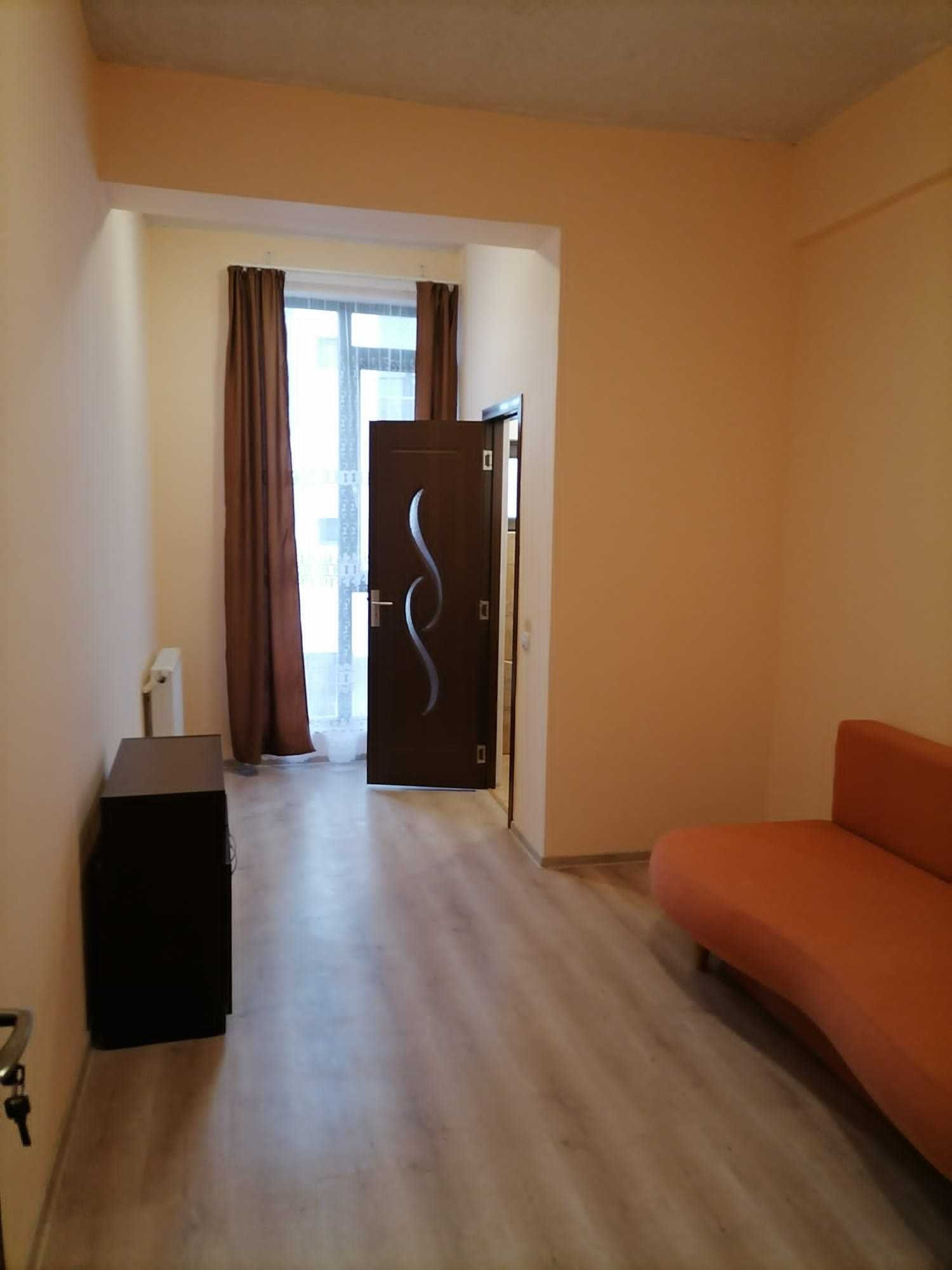 Închiriez apartament cu 3 camere