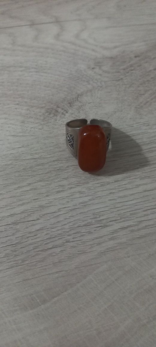 Кольцо мельхиор с янтарем