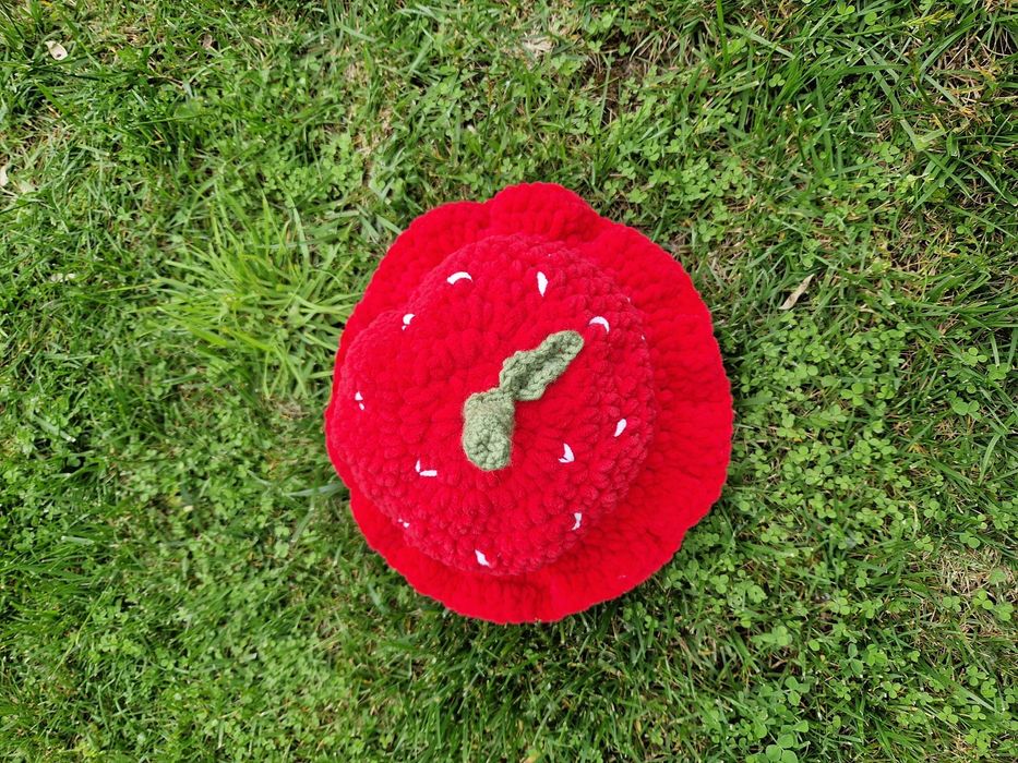 Pălărie căpșună croșetată