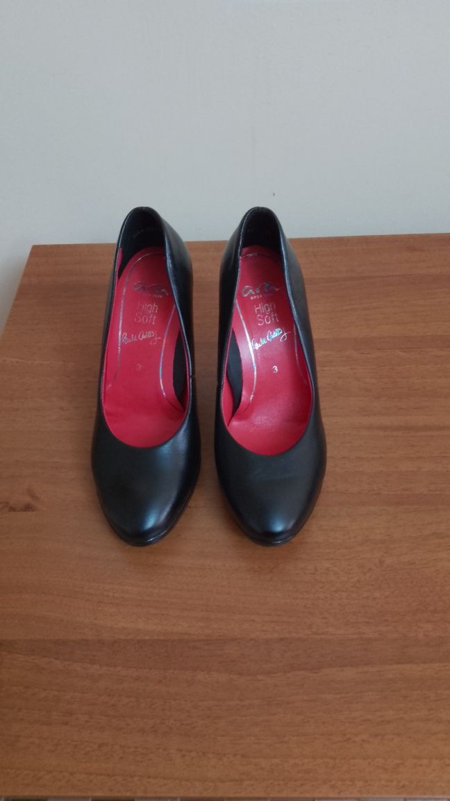Pantofi cu toc noi , in ambalaj original .