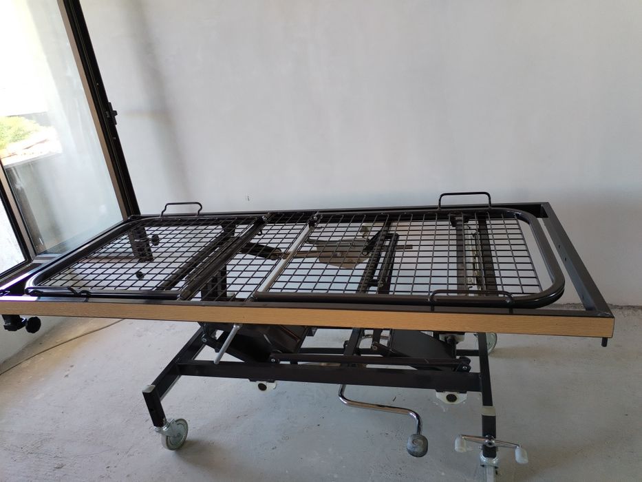 Pat reglabil cu noptiera multifuncțională pentru ingrijit bolnavi.