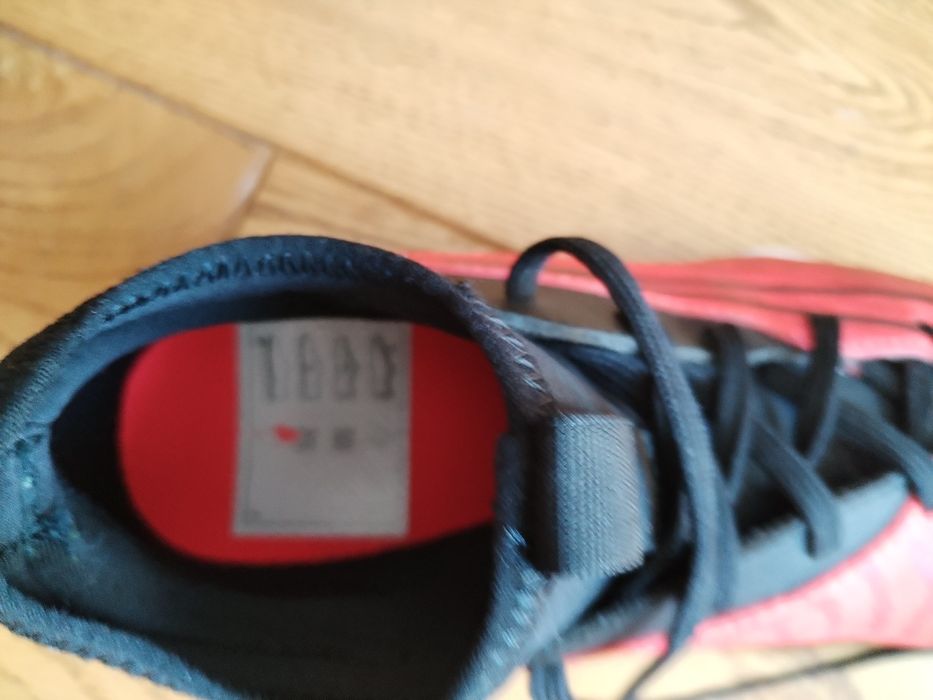 Продавам детски футболни обувки Nike