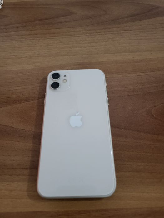 Vând Iphone 11 alb 128 Gb.