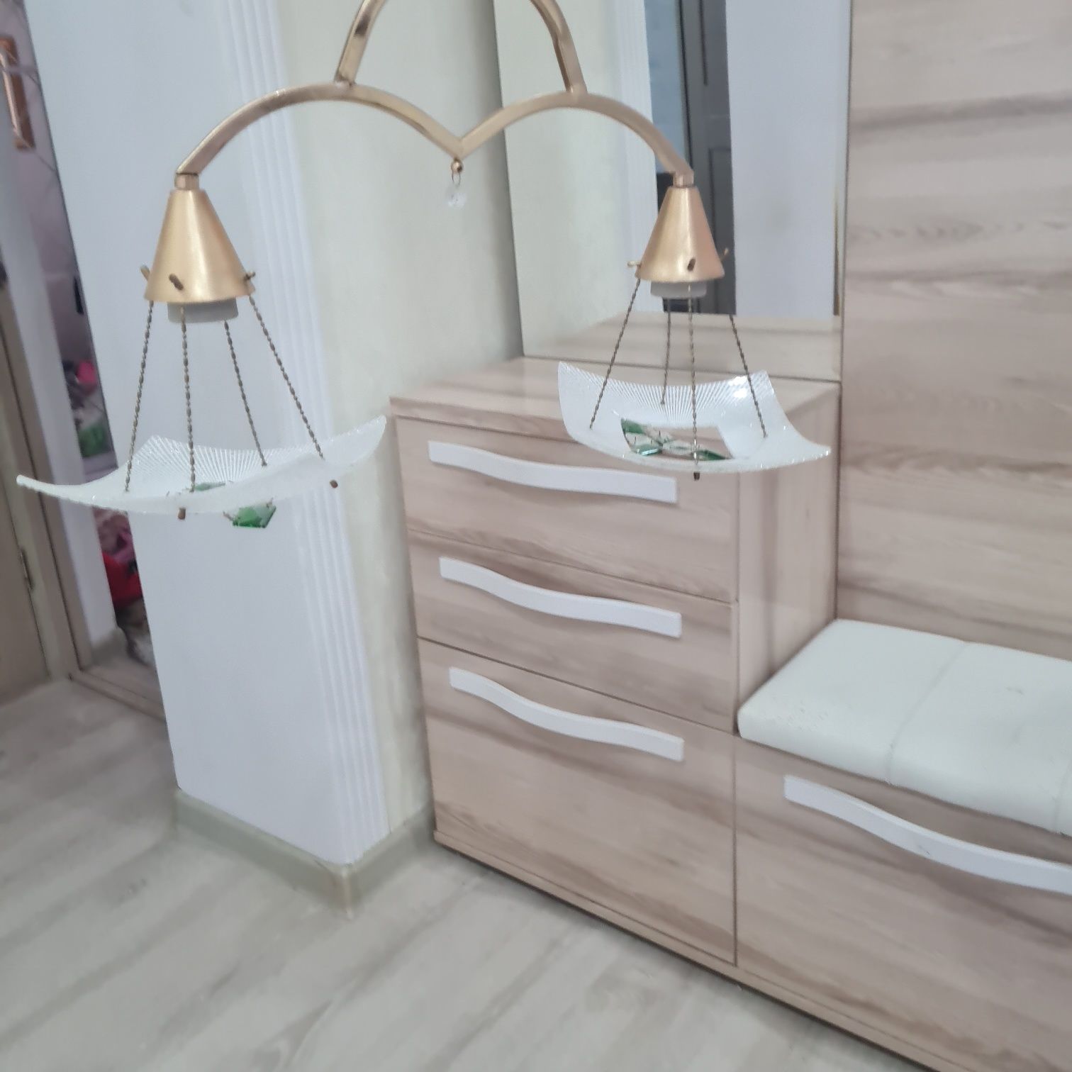 Продается  люстра