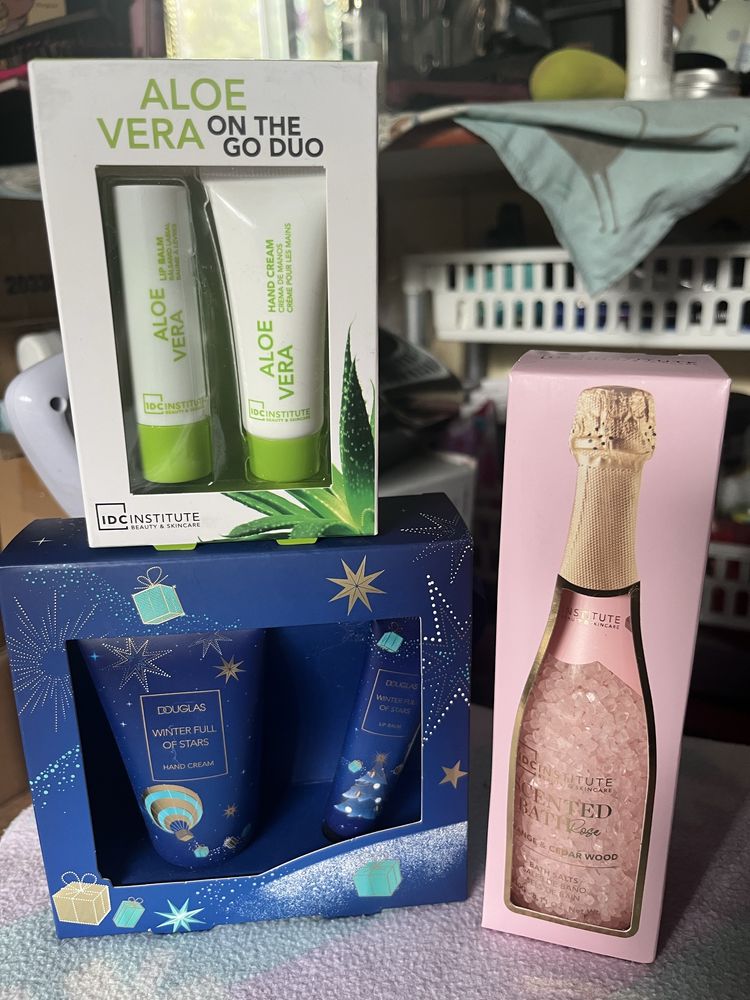 Set ingrijire balsam buze + crema maini sau sare de baie