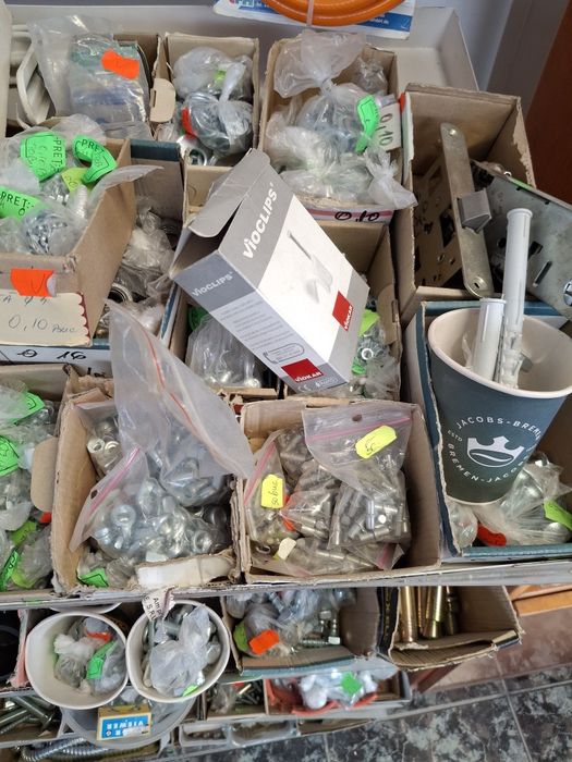 Vând feronerie, șuruburi, piulițe, șaibe, etc