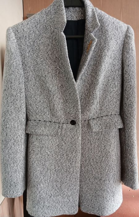 Жакет из ткани букле.размер 38-40.Для стройных ,изящных девушек.