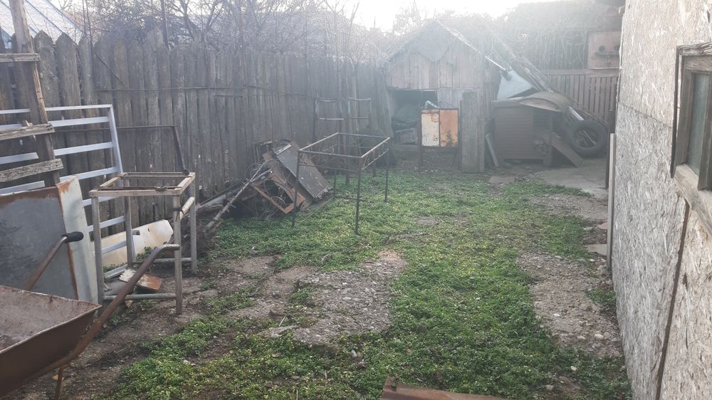Casa batraneasca în cartierul CFR din Tecuci 500mp 56000