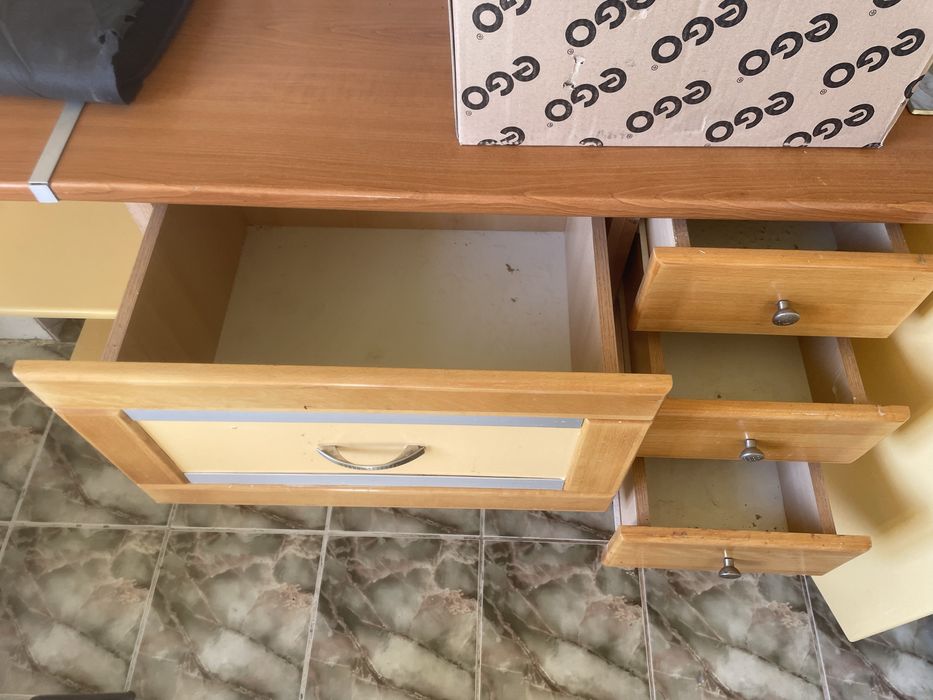 Vand dulap canapea si mobila bucatarie