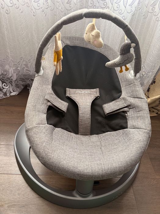 Balansoar Nuna Leaf Grow, confortabil, cu bara de jucarii
