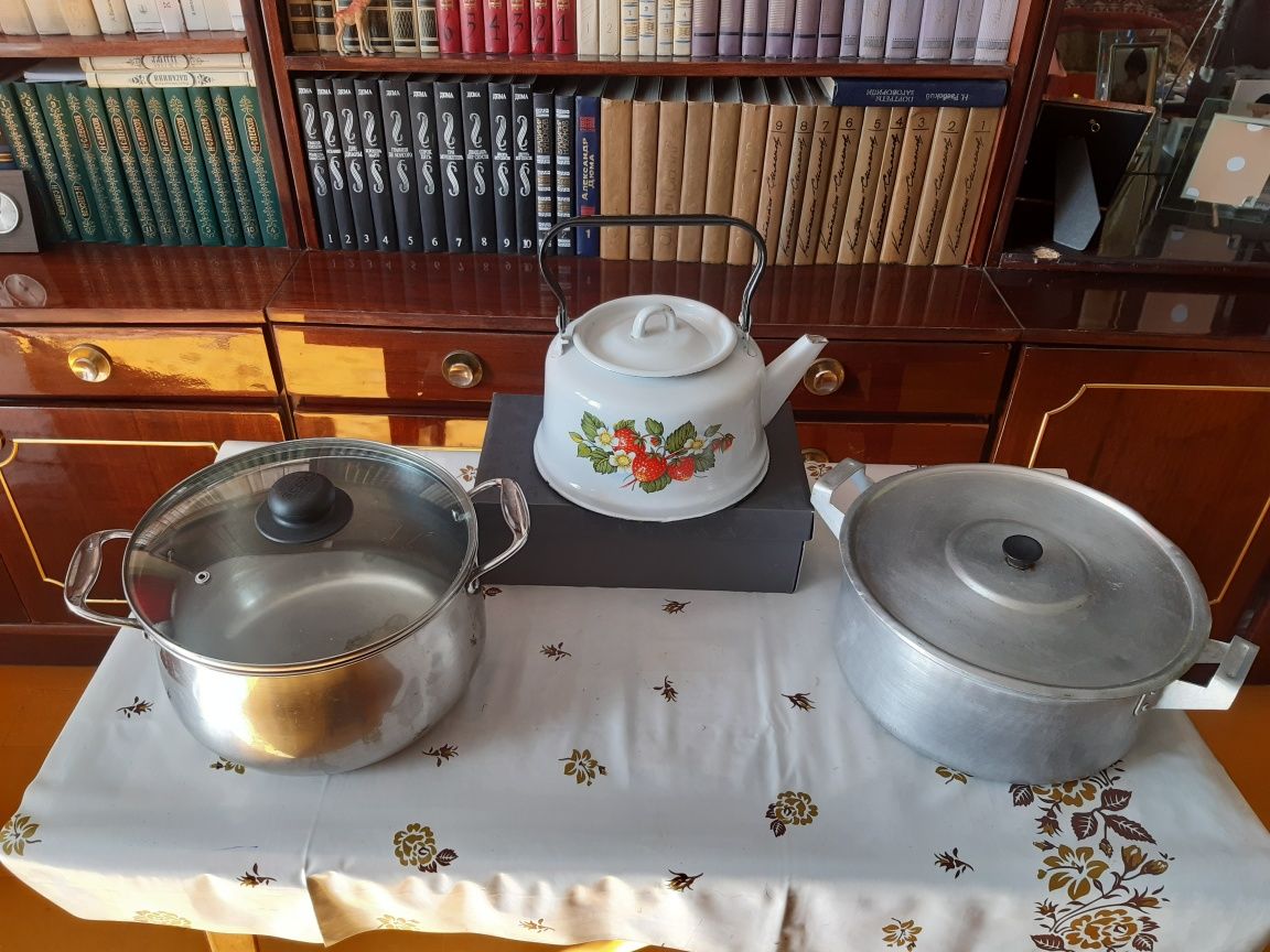 кастрюли, чайник.