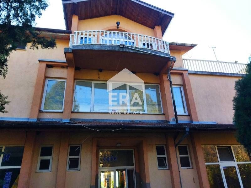 Продава се уникален имот в Димитровград – търговски обект и жилищна ча