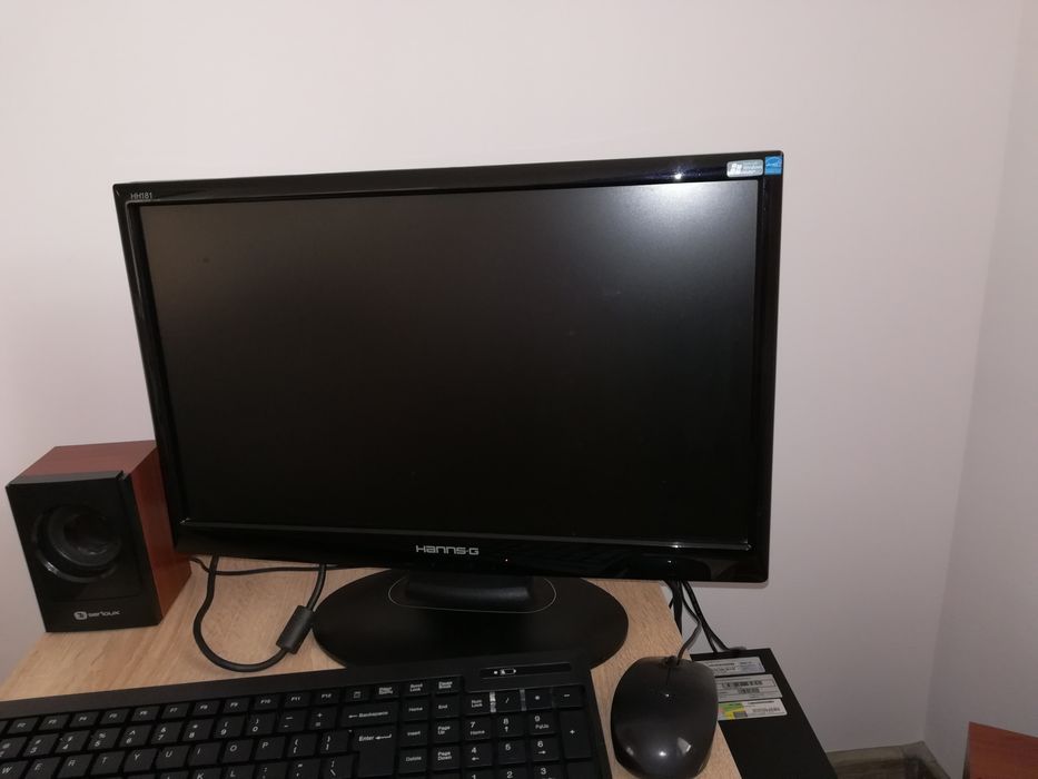 PC complet (unitate, monitor, tastatura și mouse)