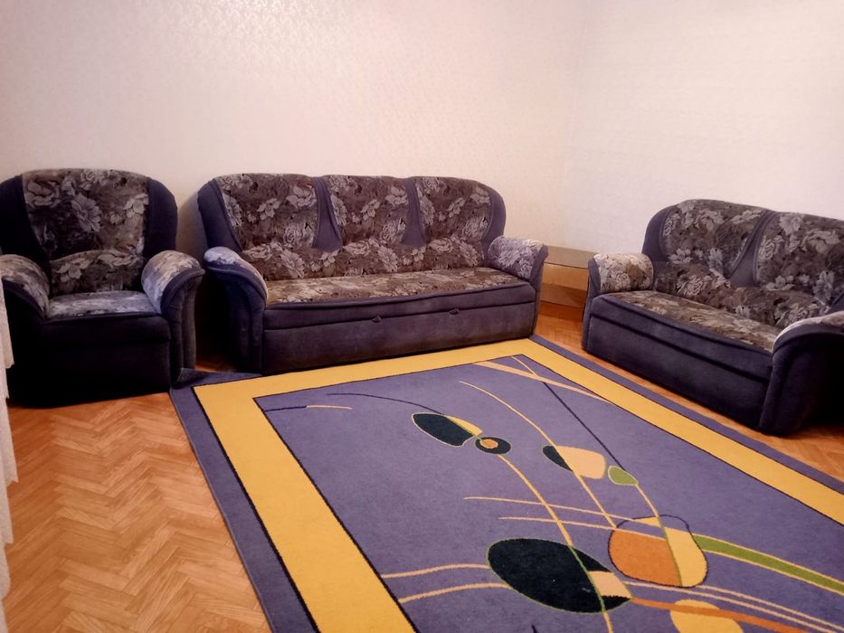 Продаётся уголок, спальный гарнитур,  прихожка, ковёр.