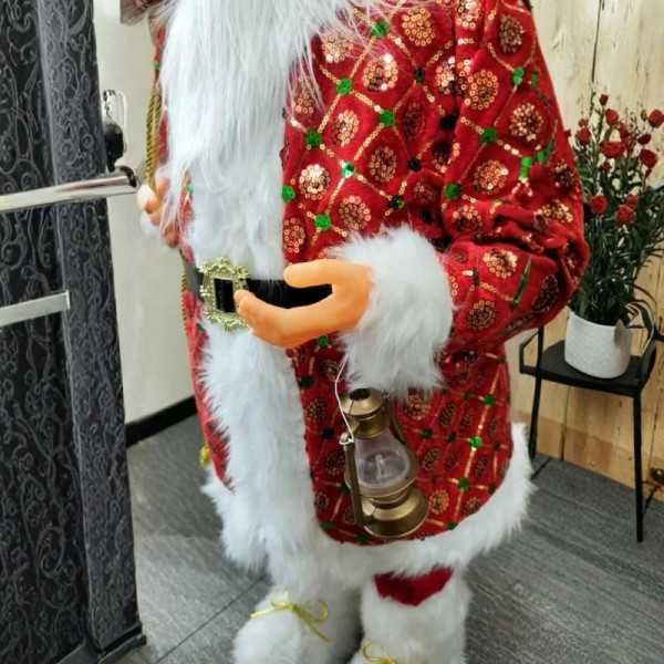 Декоративна фигура на Дядо Коледа с пухкав червен кожух и фенер