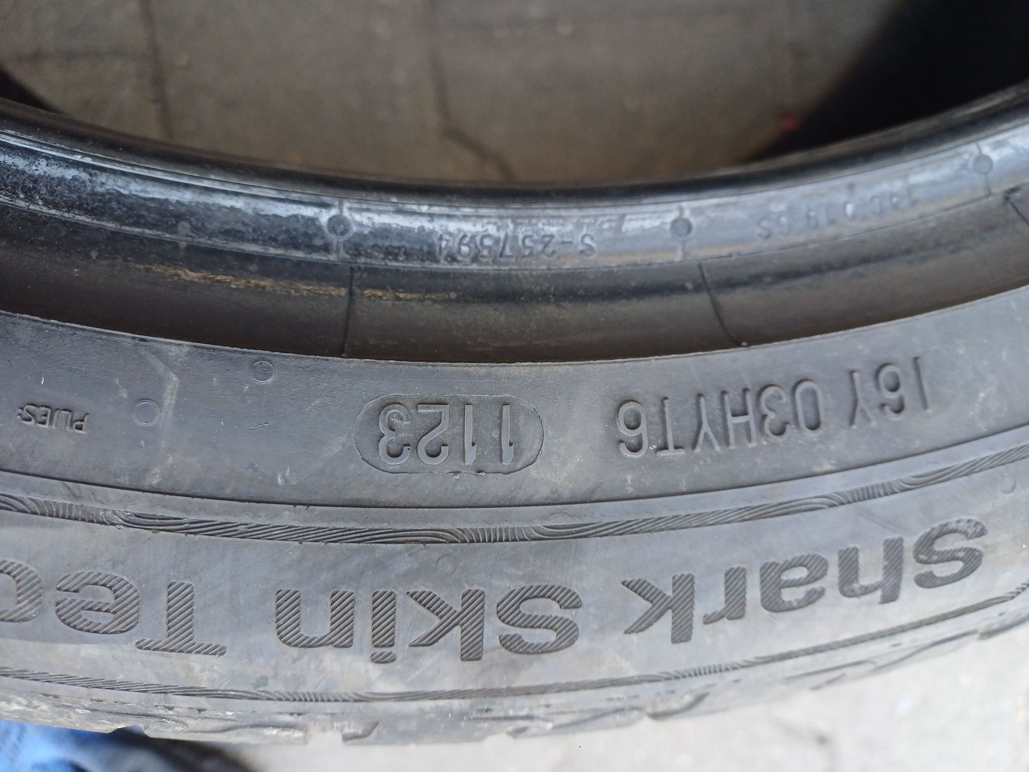 Гуми 255/40/19 Унироял