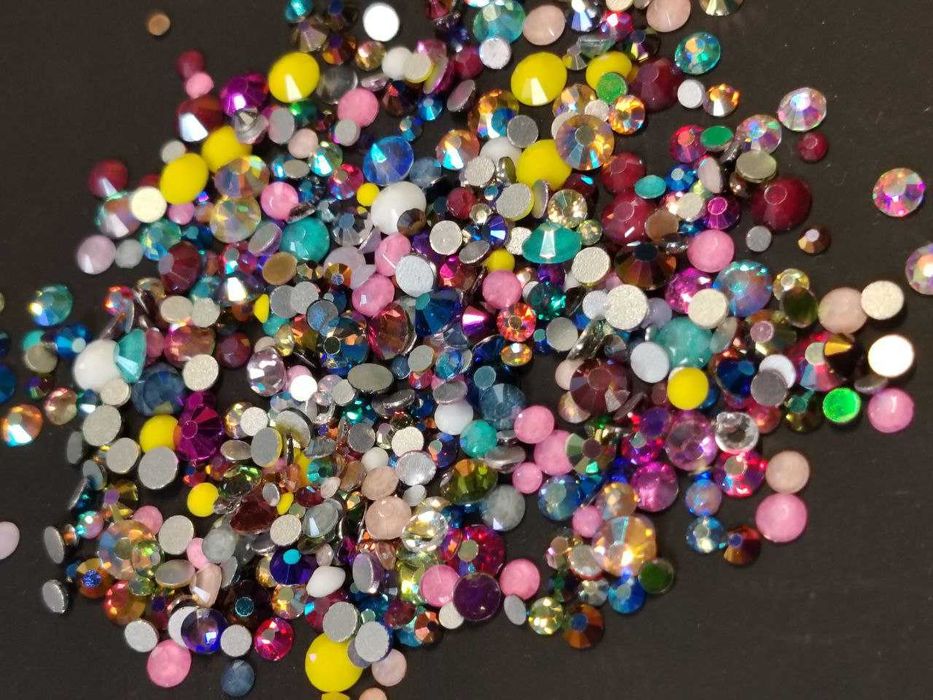 Стеклянные стразы отличного качества в ассортименте для рукоделия.