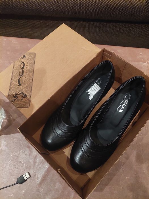 Черни официялни обивки на ток