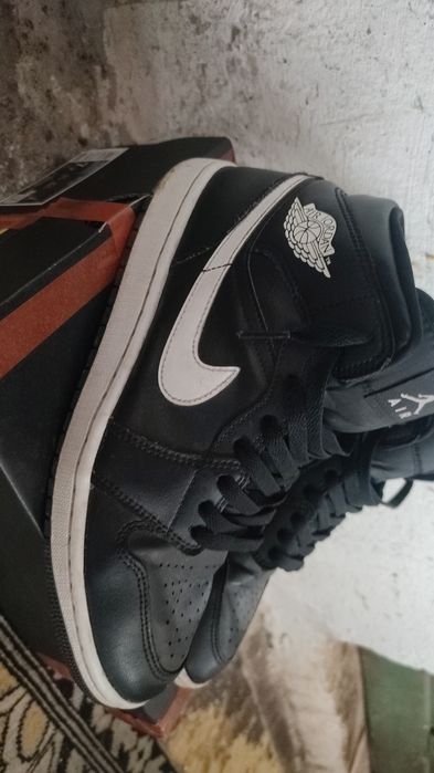 Vând Jordani Negri cu Alb