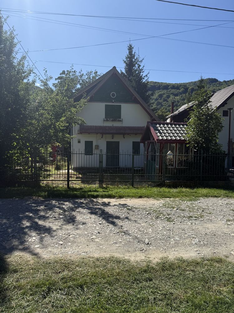 Vand vila de vacanta Valea Doftanei pe malul lacului Paltinul