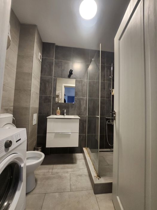 Caut colega de apartament, prima onestilor