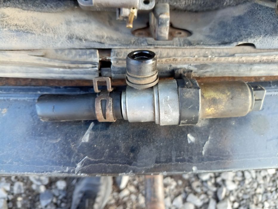 Клапан холостого хода , и вал трамблёра Ауди 80 б3