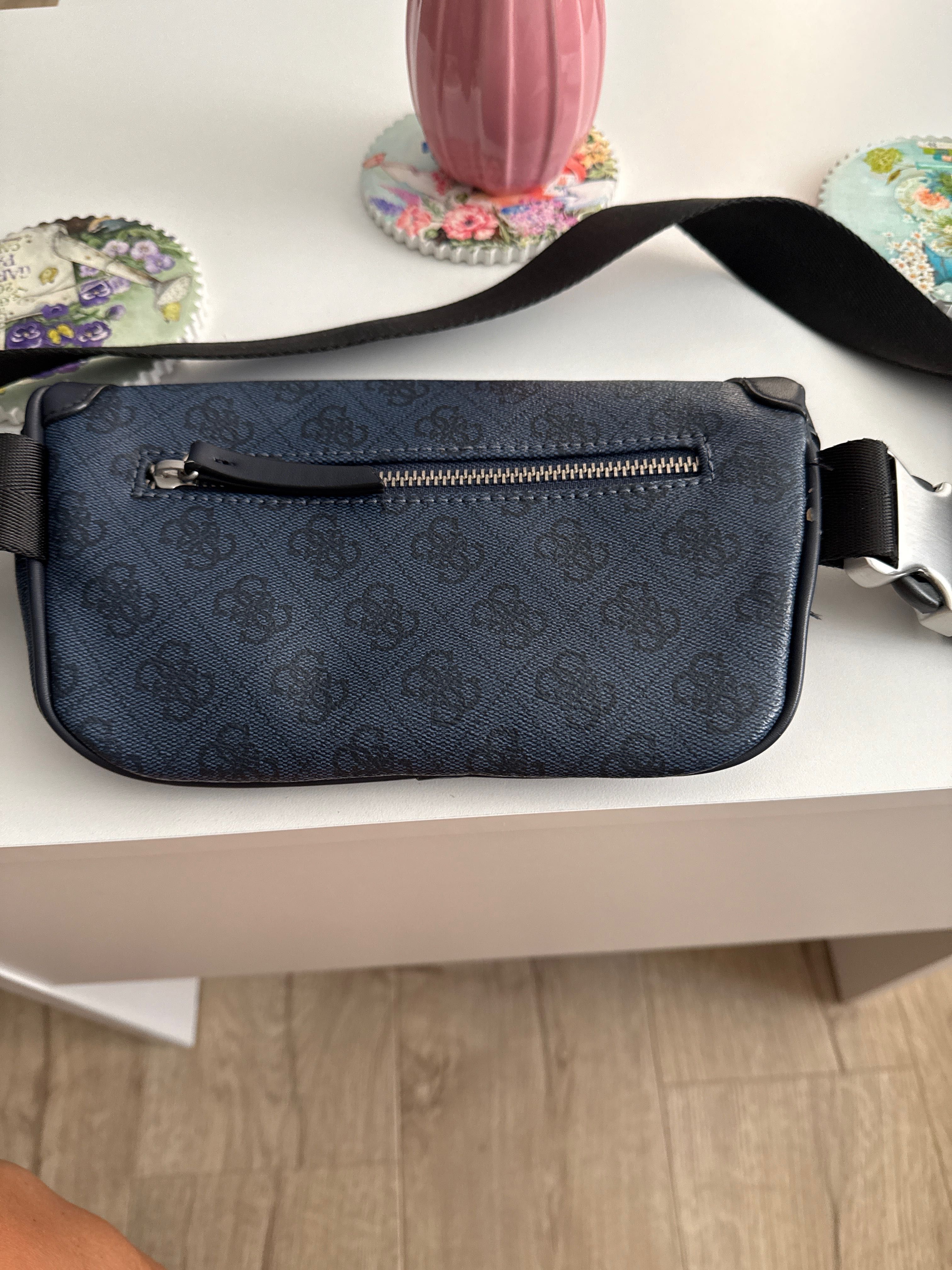 Мъжка чантичка Guess