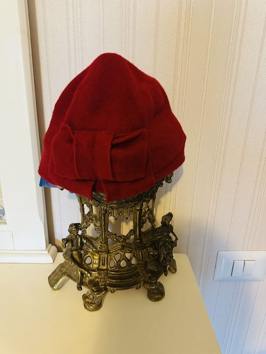 Palarie / caciula , eleganta cu fundita , din lana virgina , noua