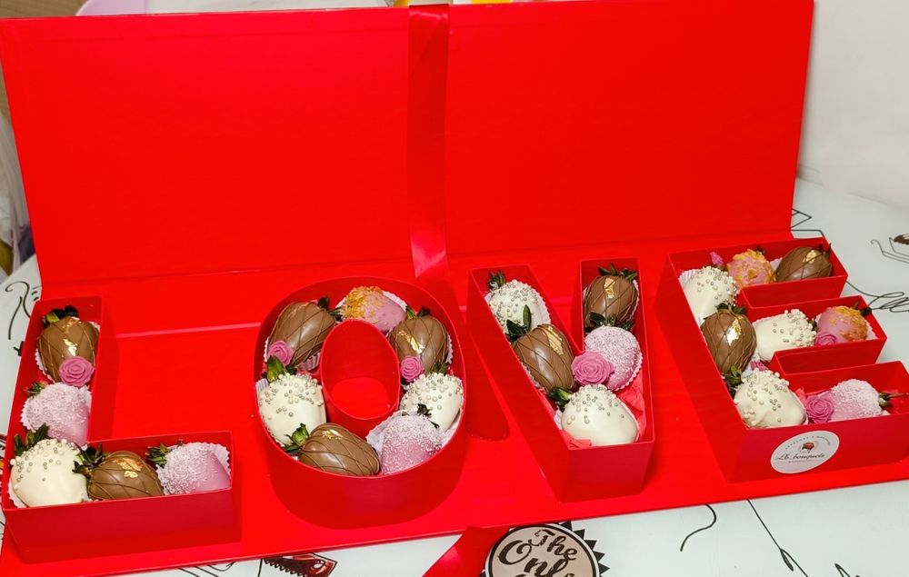 Клубника в шоколаде дубайский шоколад букет цветы гул торт