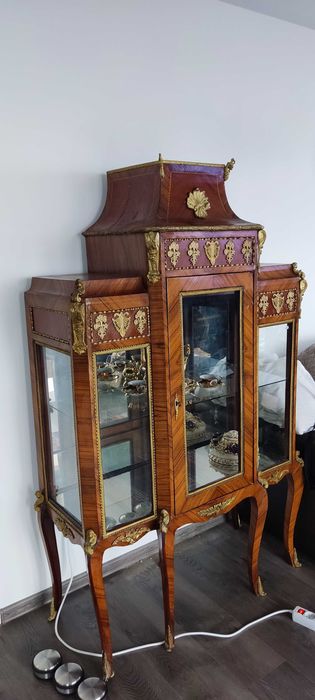 Историческа витрина в стил Empire