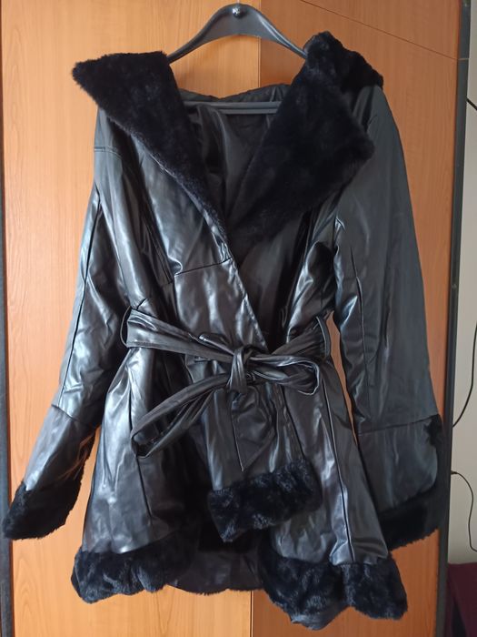 Продавам дамско яке.