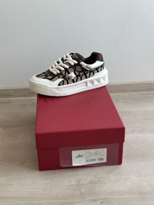 Vand adidasi Valentino