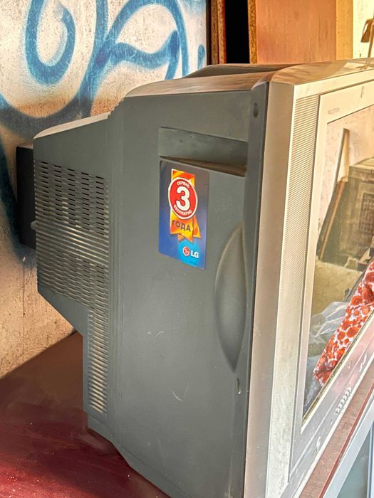 продаю  2 телевизора  LG