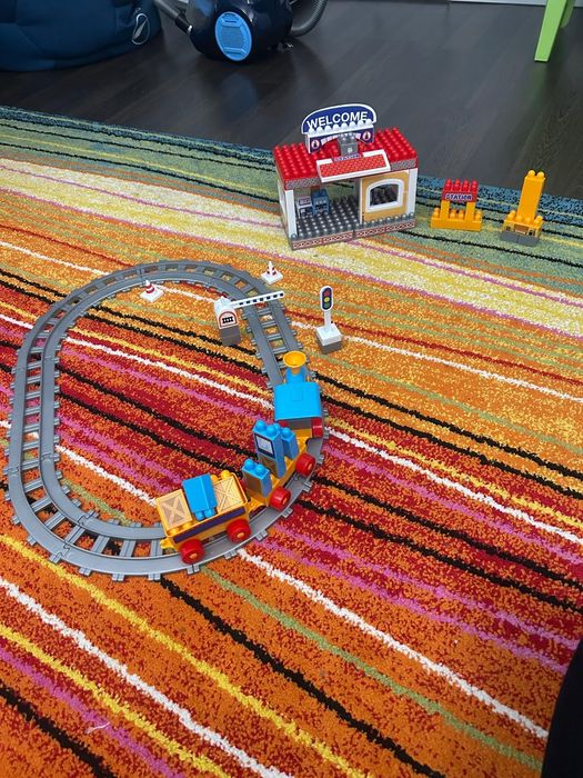 Joc construcție stație tren(șină și tren inclus ) +cadou set cuburi co