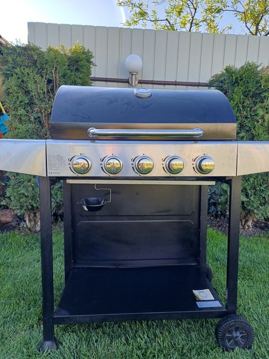 Grill pe gaz cu 5 arzătoare