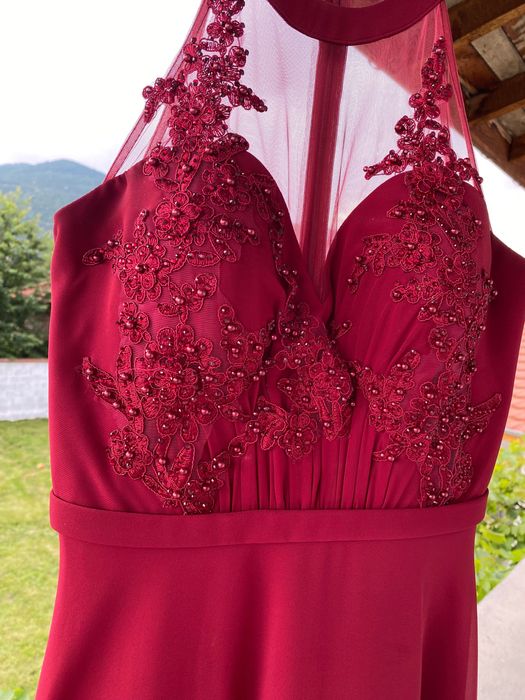 Официална рокля с дантела и тюл.