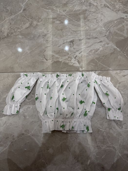 Бял топ със зелени шарки