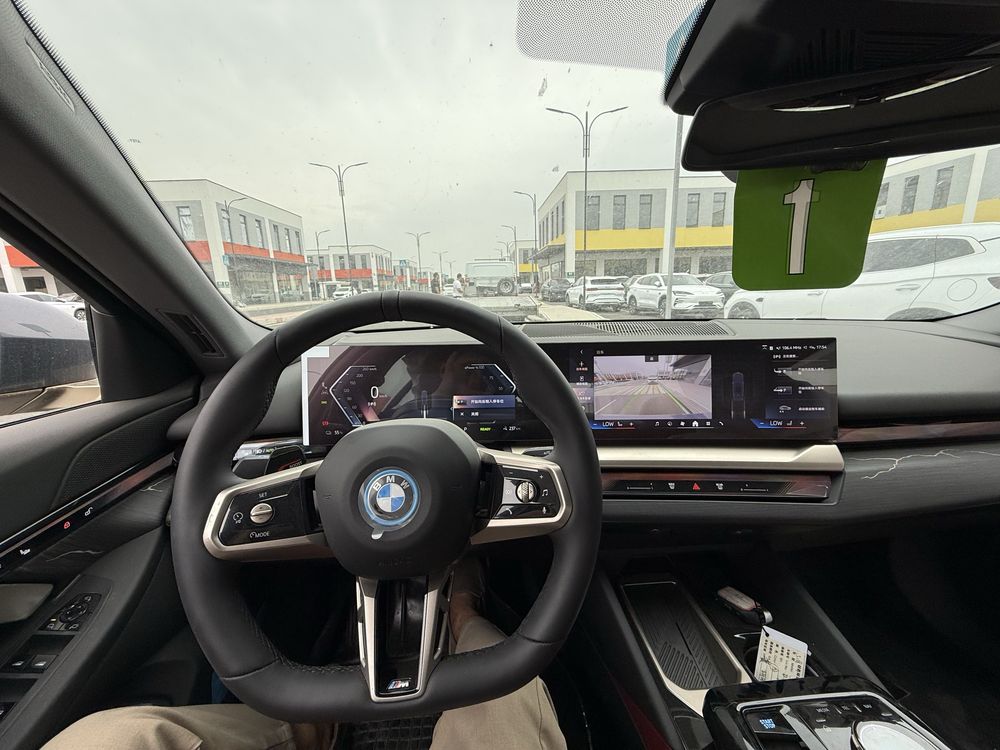BMW i5 e-drive 35L M Full sotuvda tayyor