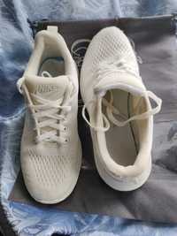 Продам белые кроссовки