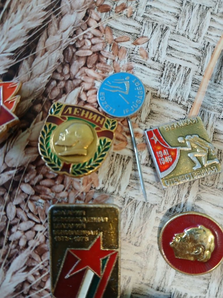 Стари значки,от далечен назад период в годините.