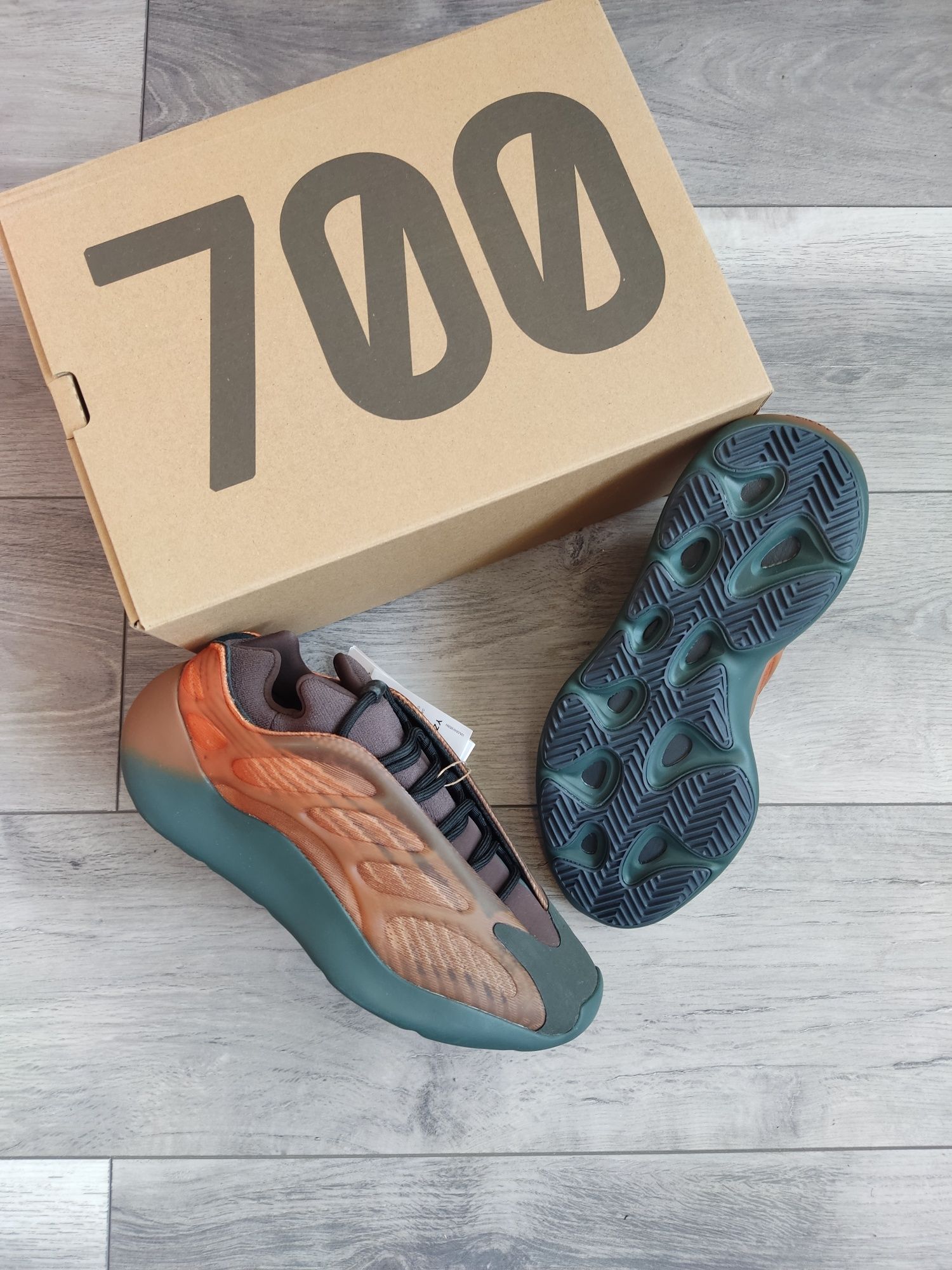 Adidas Yeezy 700 v3